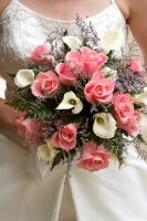 /album/ramos-pulseras-tocados-/novia-con-rosas-rosadas-jpg1/